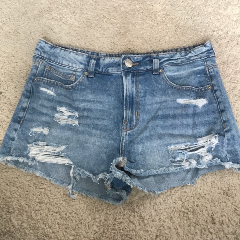 AE Distressed “Tomgirl shortie”